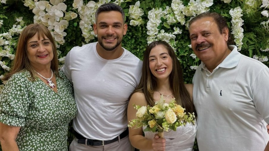 Caique Aguiar com os pais, Sueli Aguiar e Carlinhos Aguiar, e a mulher, Ana Marcelli