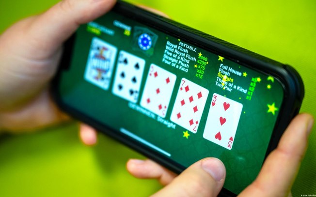 Os jogos de azar online são considerados altamente viciantes devido ao anonimato dos jogadores, à disponibilidade 24 horas por dia, entre outros fatores