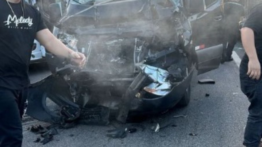 Carro ficou destruído após batida na Dutra