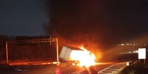 Carreta tomba e pega fogo na SP-340 em Campinas