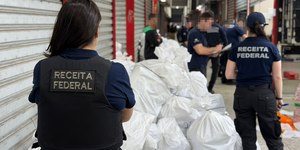 Megaoperação no Brás busca produtos falsificados da Copa do Mundo