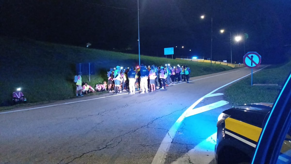 Peregrinos na Rodovia Presidente Dutra Peregrinos na Rodovia Presidente Dutra