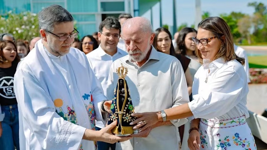Lula durante missa de Nossa Senhora Aparecida Lula durante missa de Nossa Senhora Aparecida