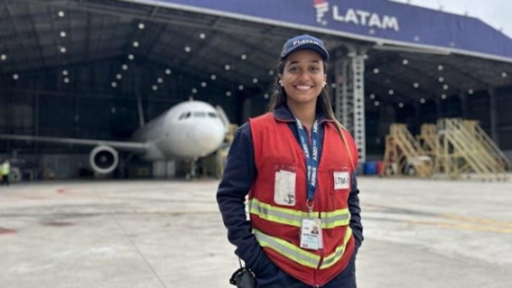 Jovem troca setor administrativo por manutenção de aeronaves