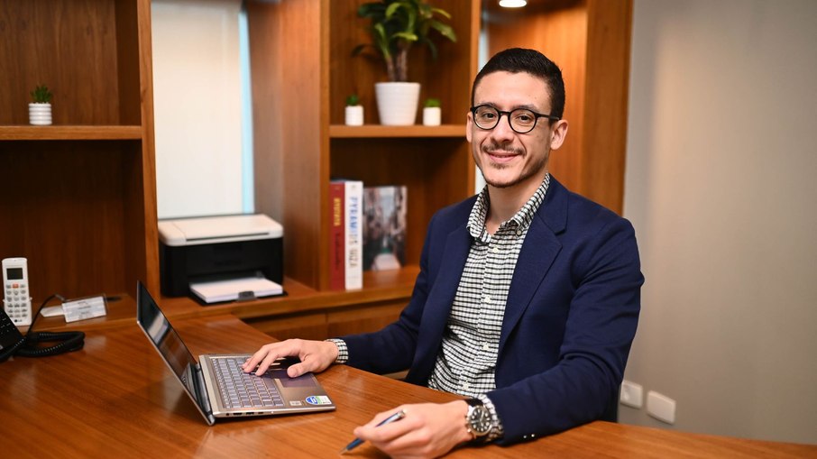 o Dr. Thiago Caetano, urologista e cirurgião especialista em redesignação sexual 