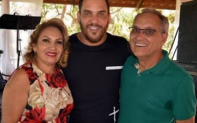 Sertanejo Cauan junto com os pais