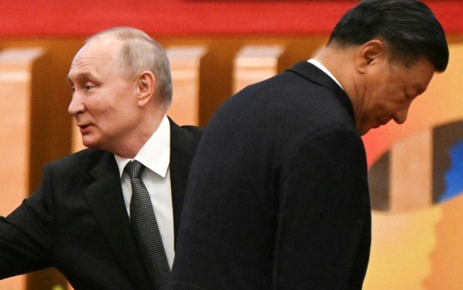 (Arquivo) O presidente russo Vladimir Putin (E) e o presidente chinês Xi Jinping