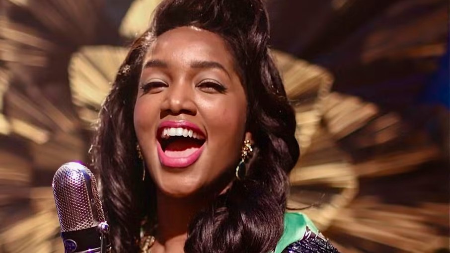 Iza participa de Garota do Momento como cantora de jazz Iza participa de Garota do Momento como cantora de jazz