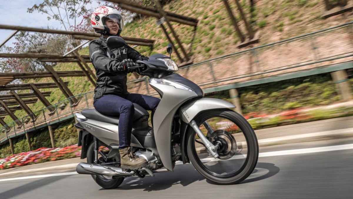 Honda Biz 125 2023: modelo passa a ter novo tom de cinza entre as principais novidades da nova linha no Brasil