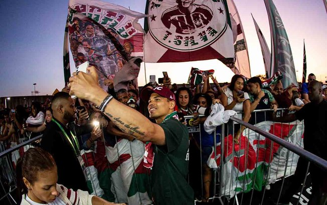 Thiago Silva desembarca no Rio de Janeiro para delírio  da torcida do Fluminense 