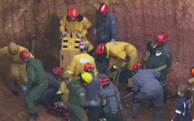 Trabalho de resgate em soterramento em Diadema mobilizou sete equipes dos bombeiros e helicóptero Águia da PM