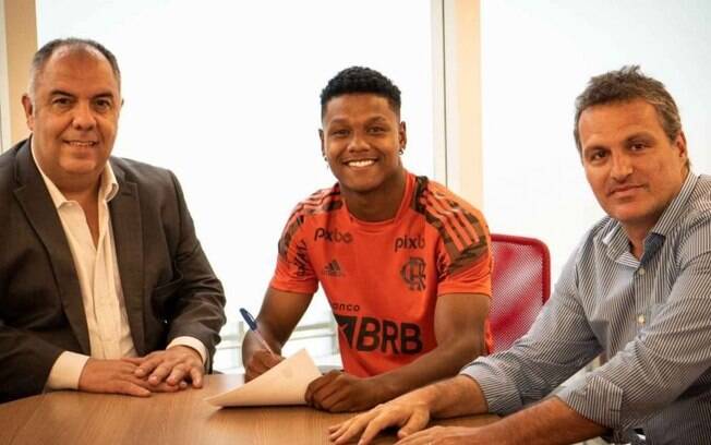 Com multa astronômica! Flamengo oficializa o novo contrato de Matheus França