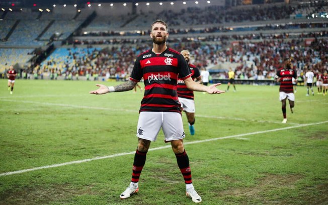 Léo Pereira comemorando um gol pelo Flamengo