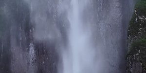 Vídeo: tufão provoca fenômeno da "cachoeira invertida" na China