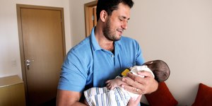 CLTCAS aprova salário-paternidade e licença com remuneração integral