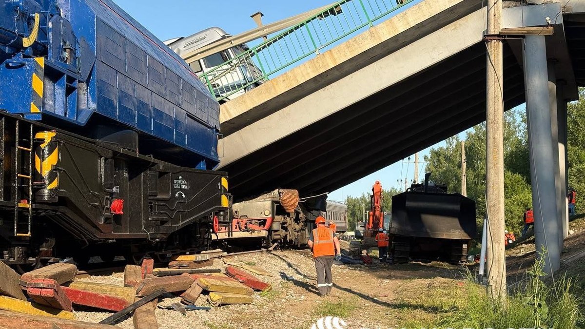 Ponte rodoviária que caiu sobre trilhos em Bryansk, na Rússia