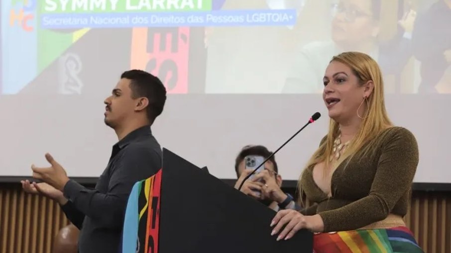 A secretária nacional dos Direitos das Pessoas LGBTQIA+, Symmy Larrat, durante o anúncio 