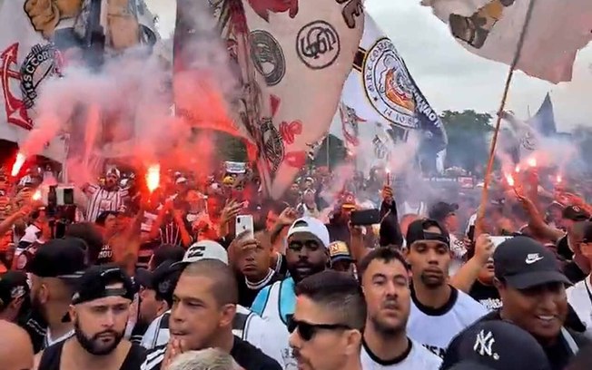 Intervenção judicial no Corinthians ganha apoio de organizadas com ato no Ministério Público 