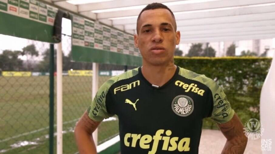 Breno Lopes se apresenta ao Palmeiras e diz: ‘Uma emoção muito grande’