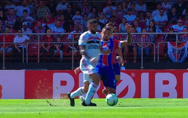 Contra o Bahia, Liziero levou uma falta duríssima, saiu do jogo e o atleta adversário nem amarelo levou