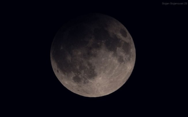 Foto do eclipse lunar mostra satélite natural da Terra e suas cores