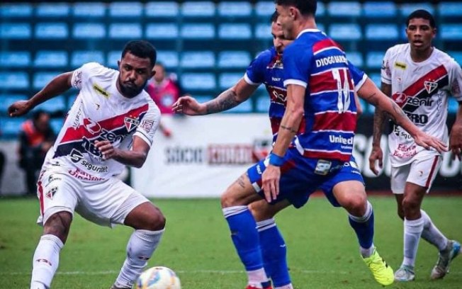 Jogadores de Fortaleza e Ferroviário em disputa de bola na semifinal do Cearense Jogadores de Fortaleza e Ferroviário em disputa de bola na semifinal do Cearense