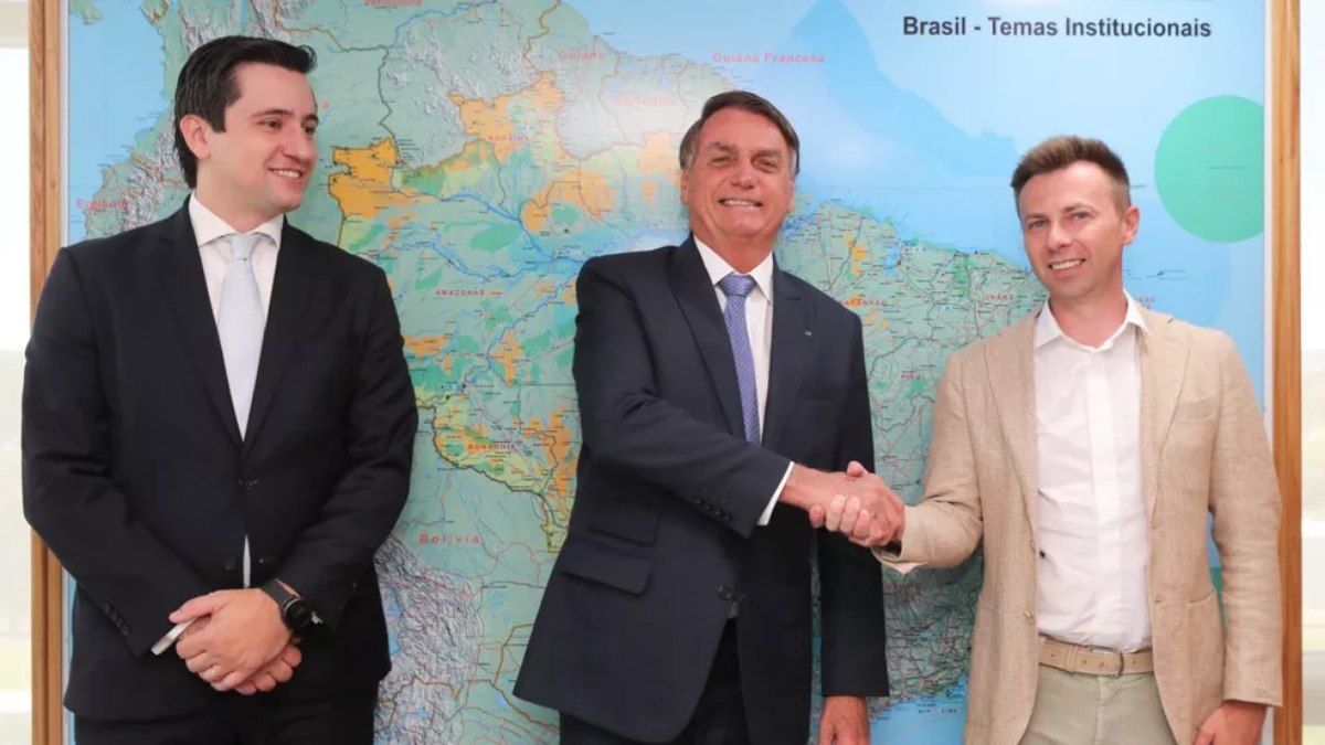 Bolsonaro se reúne com o vice-presidente do Telegram, Ilya Perekopsky (à dir.), e o advogado da empresa no Brasil, Alan Campos Elias Thomaz 