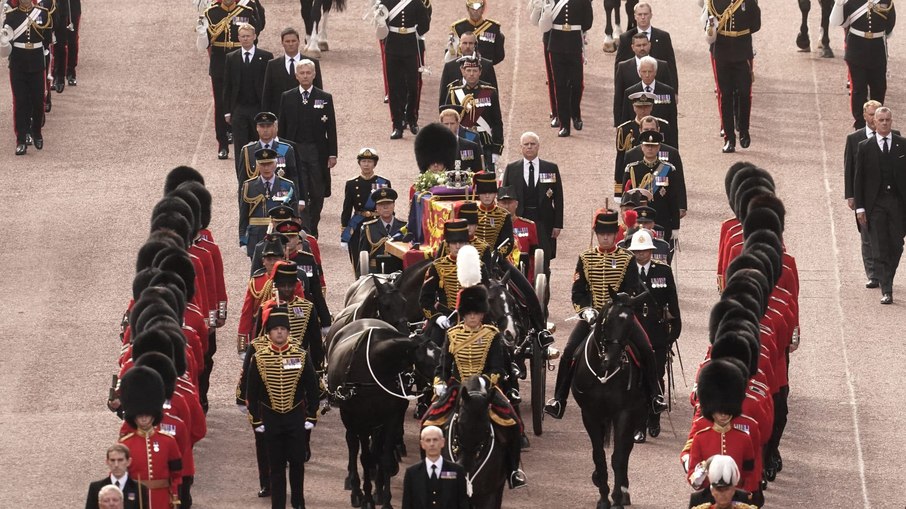 Procissão do caixão da rainha, do Palácio de Buckingham para Westminster Hall