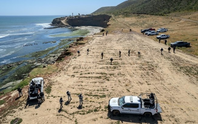 Agentes do Ministério Público realizam buscas no acampamento onde dois australianos e um americano assassinado durante uma viagem de surfe ao México Agentes do Ministério Público realizam buscas no acampamento onde dois australianos e um americano assassinado durante uma viagem de surfe ao México