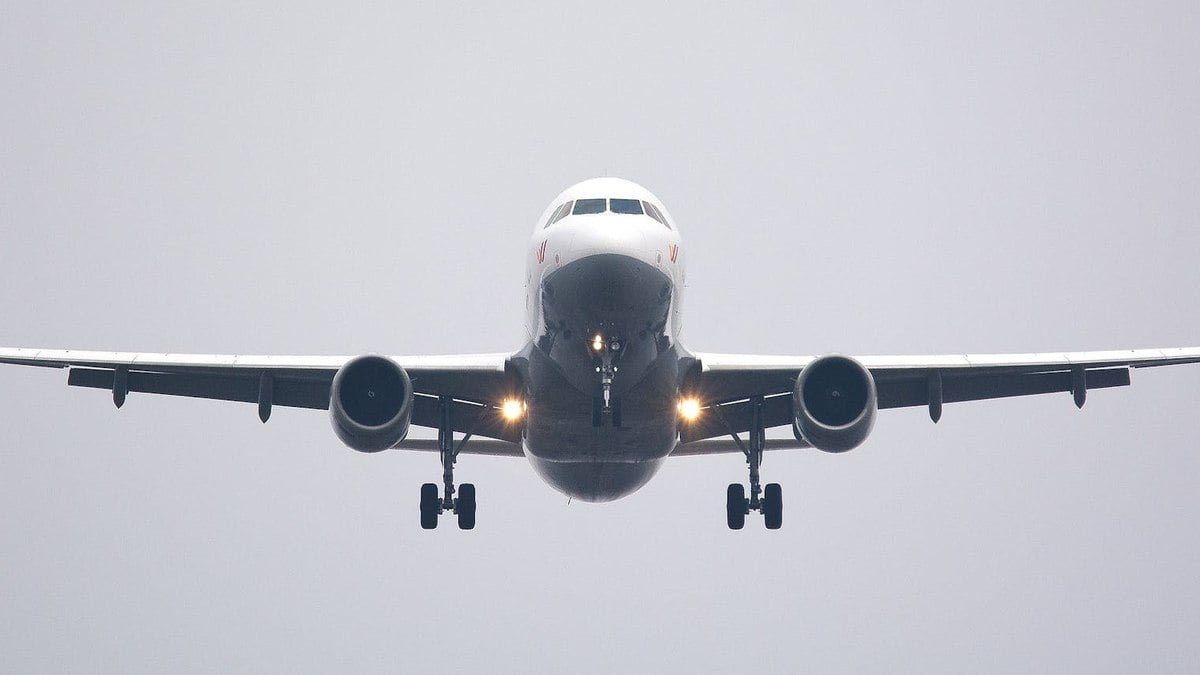 Avião com 153 passageiros desvia da rota após pilotos cochilarem