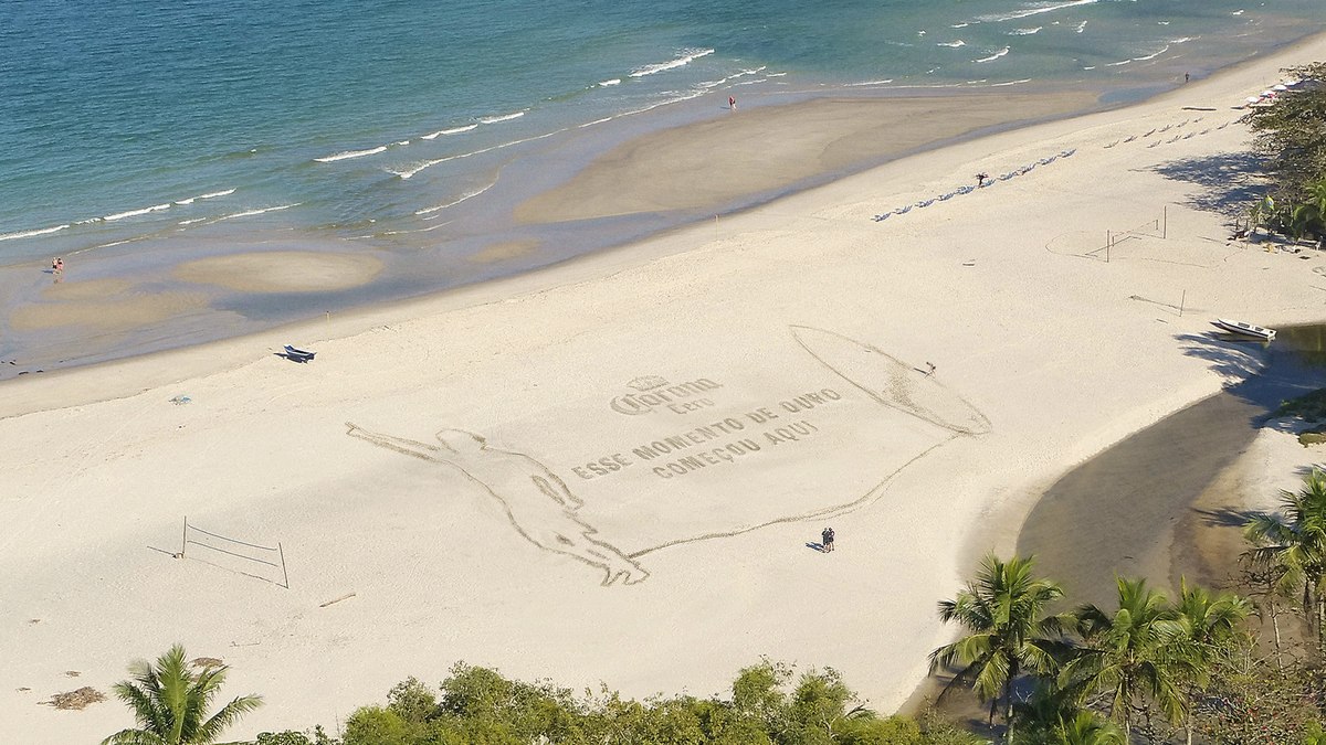 Arte feita na areia recria a icônica foto de Medina durante os Jogos de Paris