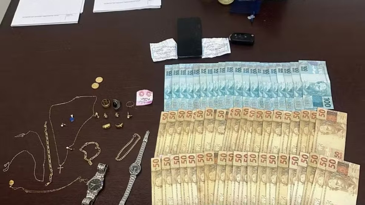 Foram recuperados R$ 4 mil em dinheiro e joias avaliadas em aproximadamente R$ 38,7 mil, totalizando R$ 42,7 mil em bens Foram recuperados R$ 4 mil em dinheiro e joias avaliadas em aproximadamente R$ 38,7 mil, totalizando R$ 42,7 mil em bens