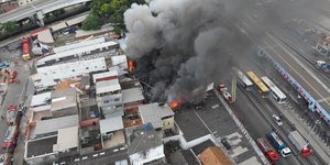 Incêndio atinge loja no RJ e interdita pista da Avenida Brasil