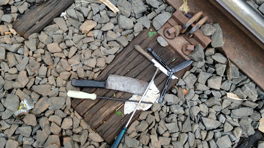 Armas brancas encontradas com grupo abordado em linha férrea.
