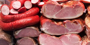 OMS classifica carnes processadas como risco comprovado de câncer