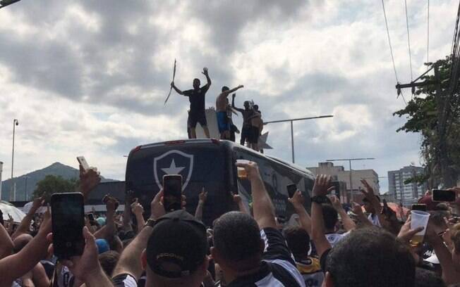 Polícia atira balas de borracha em torcida do Botafogo que fazia festa no Nilton Santos