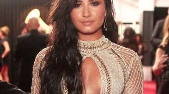 Cantora aposta em vestido sensual no Grammy e causa polêmica