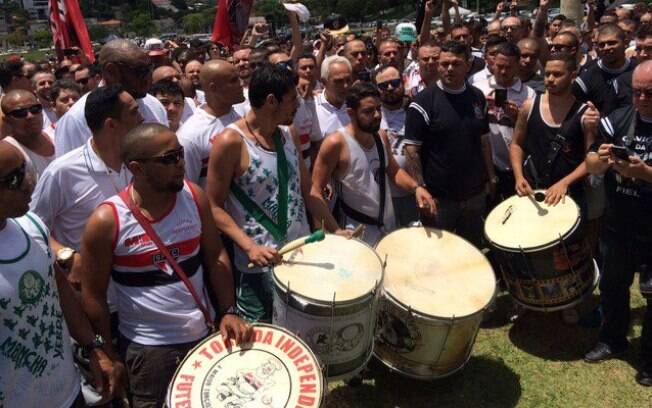 Principais torcidas organizadas de São Paulo se reuniram em frente o Pacaembu e selaram a paz. Acordo pode ter relação com o PCC