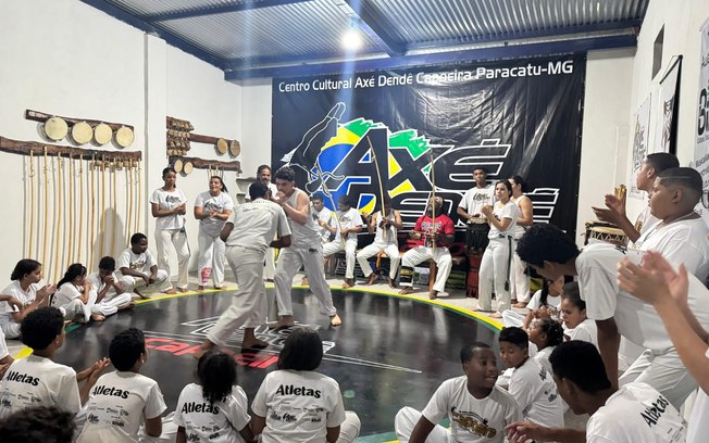 Associação Cultural Axé Dendê planta árvores em Paracatu-MG