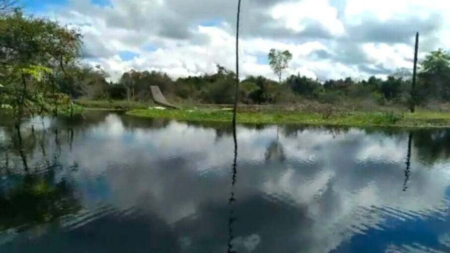 No rio, parte do avião que fez pouso forçado no Amazonas está à mostra