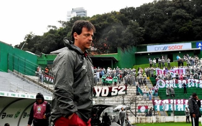 'É uma vergonha permitir um jogo desses na Série A', detona Fernando Diniz, técnico do Fluminense