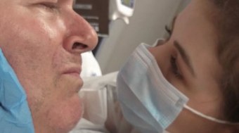 Filha publica primeira foto do rosto do músico após internação