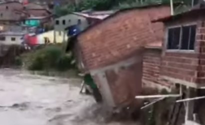 Vídeo mostra casa caindo em Pernambuco após fortes chuvas