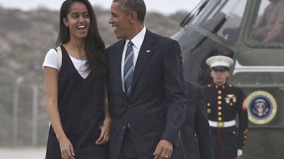 Malia Obama, filha do ex-presidente dos Estados Unidos Barack Obama, participou de um protesto contra Trump Malia Obama, filha do ex-presidente dos Estados Unidos Barack Obama, participou de um protesto contra Trump