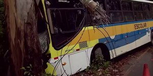 Ônibus escolar bate e deixa crianças feridas no interior de SP