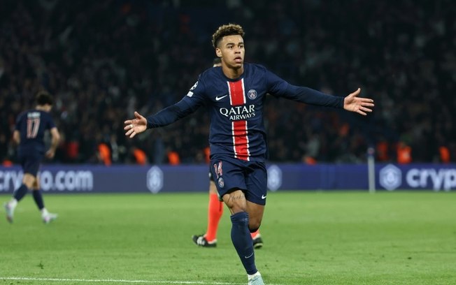 O ponta francês Desiré Doué, do PSG, comemora o primeiro gol de sua equipe na partida de ida das quartas de final da Liga dos Campeões contra o Aston Villa no Parque dos Príncipes em Paris, em 9 de abril de 2025 O ponta francês Desiré Doué, do PSG, comemora o primeiro gol de sua equipe na partida de ida das quartas de final da Liga dos Campeões contra o Aston Villa no Parque dos Príncipes em Paris, em 9 de abril de 2025