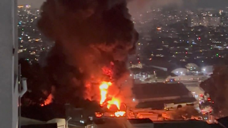 Incêndio de grandes proporções atinge galpão em Guarulhos (SP)