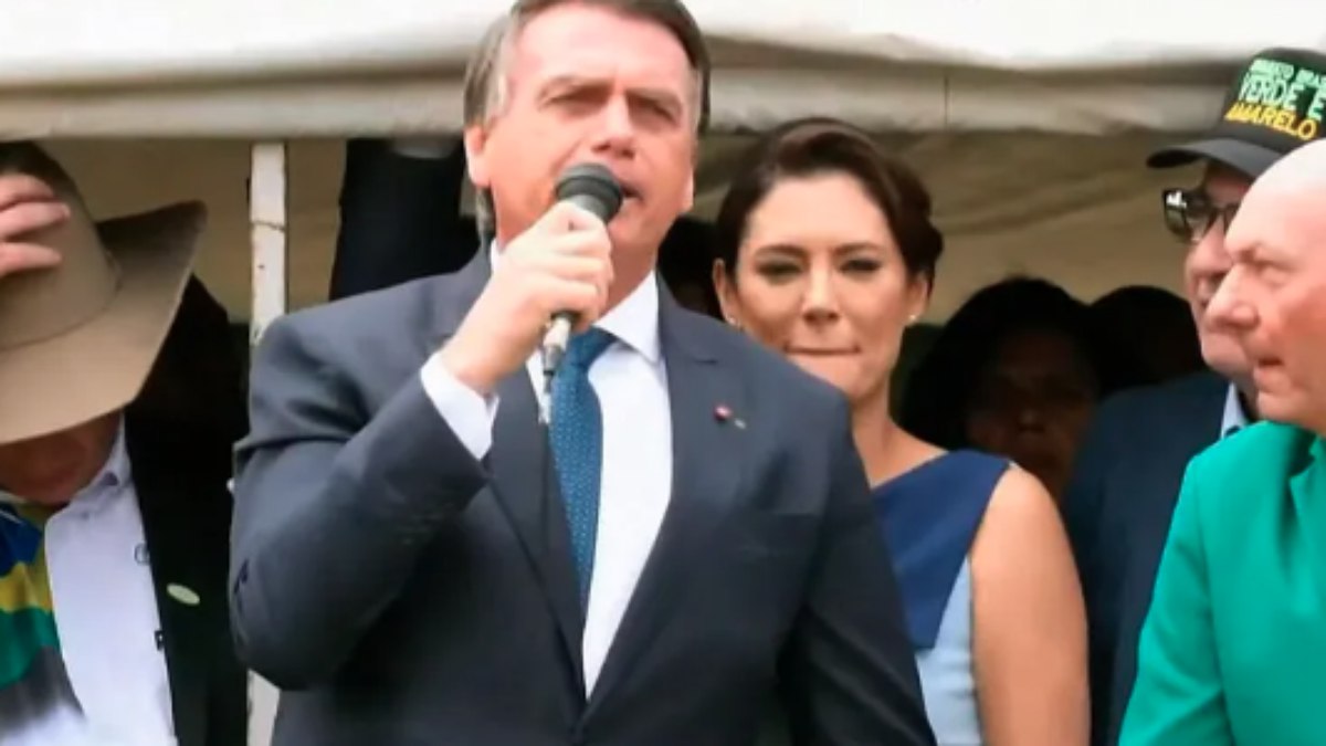 Bolsonaro sobe em palanque após desfile de 7 de Setembro - 07.09.2022