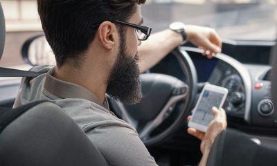 Posso usar o celular com o carro parado no trânsito ou sinal?