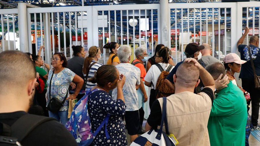 Passageiros aguardam no embarque da estação Palmeiras-Barra Funda, linha 3 do Metrô, durante a greve dos metroviários em São Paulo
